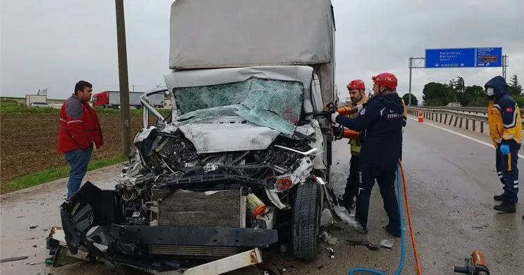 Kamyonet TIR’a çarptı sürücü sıkıştı