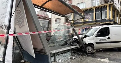 El frenini çekmeyi unuttuğu araç otobüs durağına girdi #trabzon