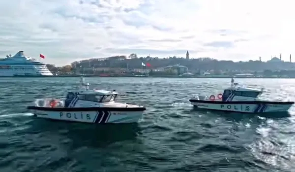 istanbul-emniyetinden-film-gibi-yilbasi-klibi-havada-karada-denizde-huzur-ve-guven-mesaji-verdiler-1735650171012.jpg