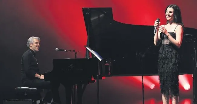 Karı-koca yılbaşı festivalinde sahnede Karı-koca yılbaşı festivalinde sahnede