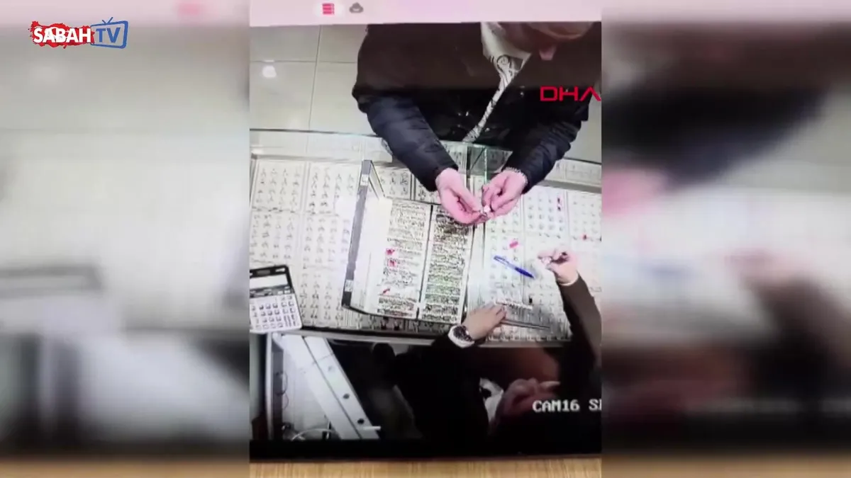 Fatih ve Bahçelievler’deki kuyumculardan ‘deneme’ bahanesiyle yüzük çalan şüpheli yakalandı | Video videosunu izle Fatih ve Bahçelievler’deki kuyumculardan ‘deneme’ bahanesiyle yüzük çalan şüpheli yakalandı | Video videosunu izle