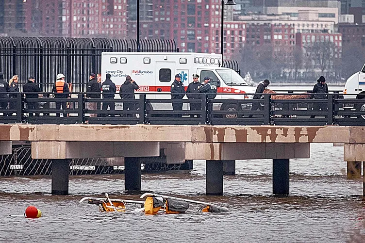 New York’un göbeğinde korkunç kaza: Helikopter nehre çakıldı! Siemens CEO’su hayatını kaybetti
