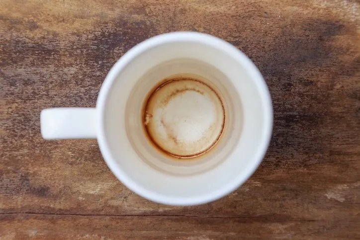 Bardaklardaki çay lekesini 30 saniyede yok ediyor! Meğer çok basitmiş...
