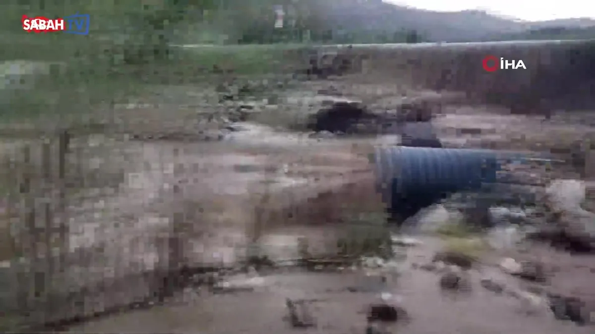 Tomarza'da taşkın suları ana yolu aştı