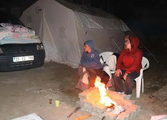 Bu görüntüler deprem ile beşik gibi sallanan Denizli'den