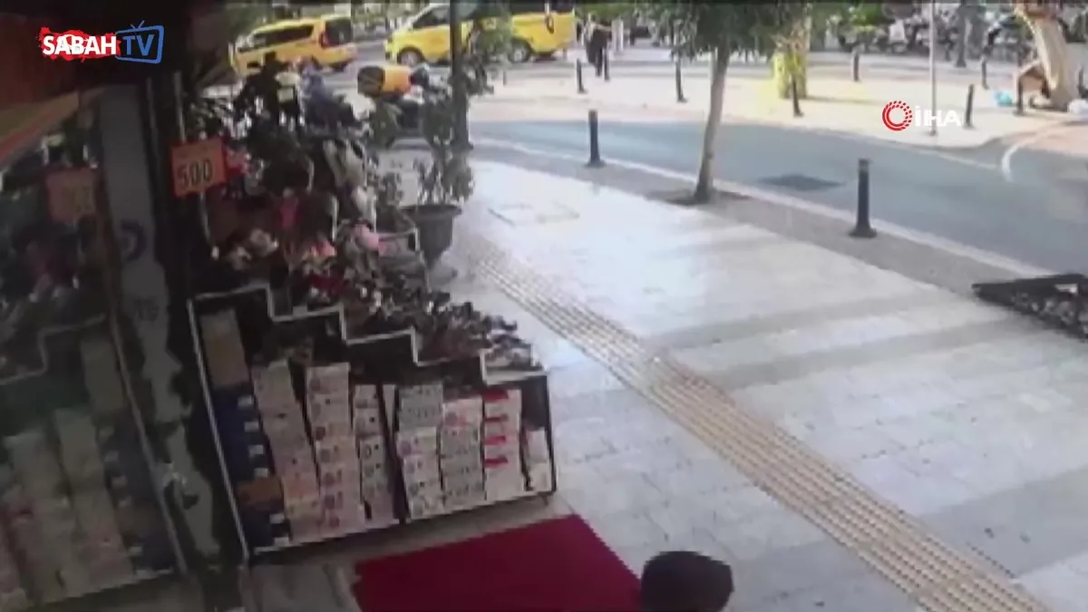 Sürüklenen motosiklet yayalara çarptı! 3 yaralı: O anlar kamerada videosunu izle Sürüklenen motosiklet yayalara çarptı! 3 yaralı: O anlar kamerada videosunu izle