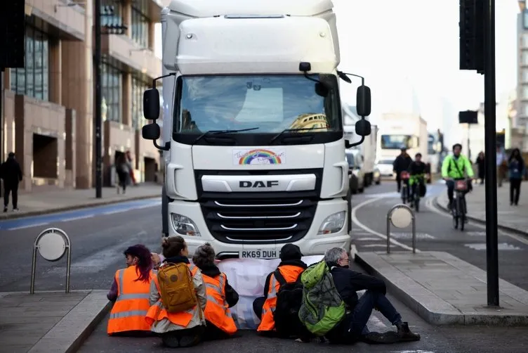 İngiltere’de şoke eden görüntüler: Kendilerini asfalta yapıştırdılar