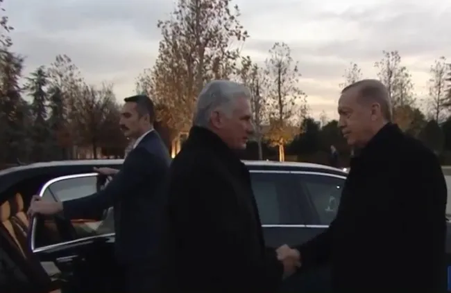 baskan-erdogan-kuba-devlet-baskani-bermudezi-resmi-torenle-karsiladi-1669216107776.jpeg
