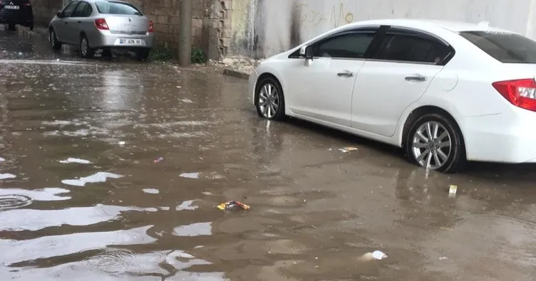Nusaybin’de sağanak yağış nedeniyle birçok sokak ve cadde göle döndü