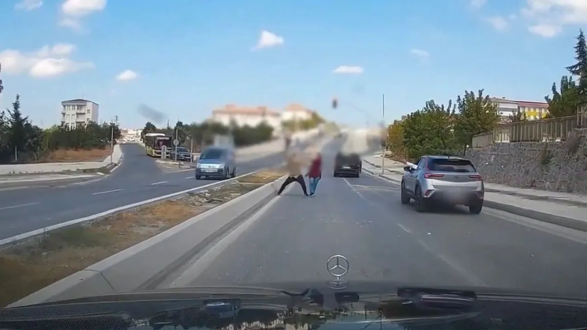Trafikte taşlı saldırı kamerada! Trafik zorbası yakalandı