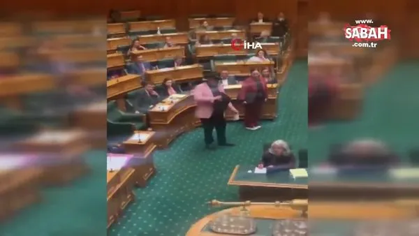Maorili vekil haka dansı yaptı, parlamento toplantısından atıldı | Video