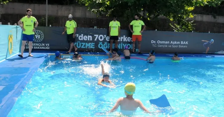 Yaz spor okulları ile eğitim gören öğrenciler seyyar havuzlarla yüzmeyi öğreniyor