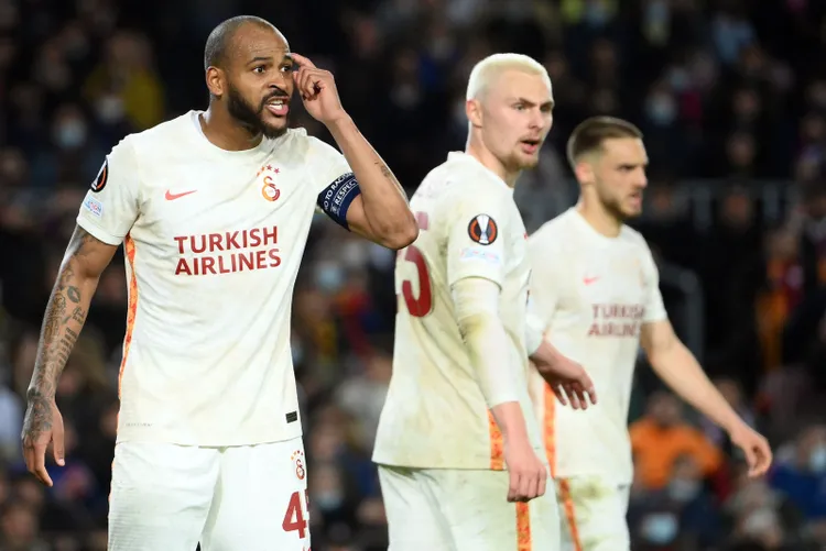 son-dakika-barcelona-galatasaray-maci-sonrasi-gonderme-camp-nouda-tarih-yazdilar-1646981775371.jpg
