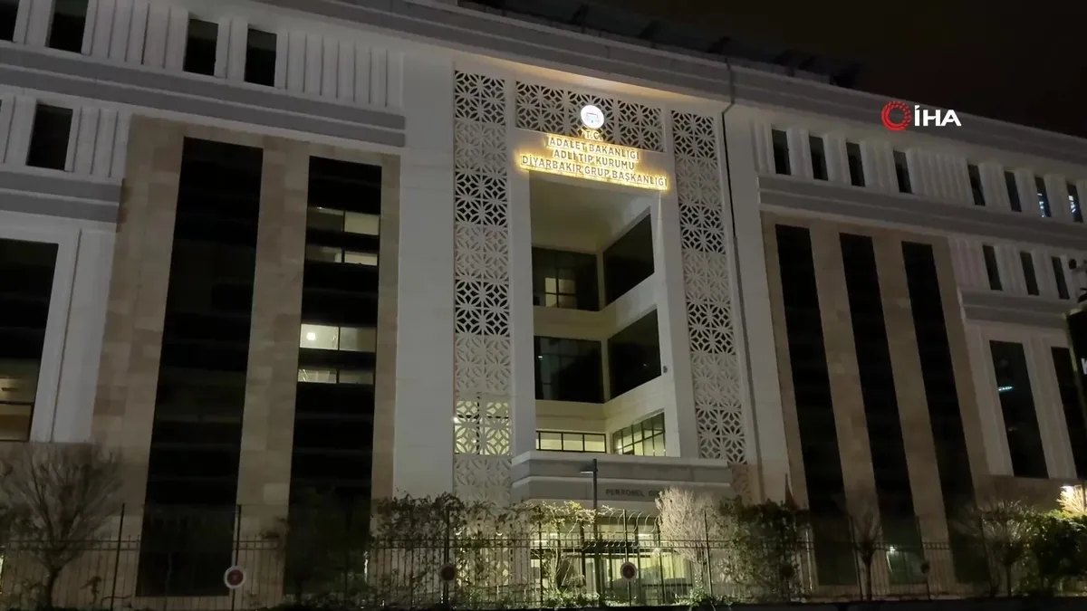 Eşi ile uygunsuz şekilde yakaladığı adama kurşun yağdırdı: 1 ölü, 1 yaralı videosunu izle Eşi ile uygunsuz şekilde yakaladığı adama kurşun yağdırdı: 1 ölü, 1 yaralı videosunu izle