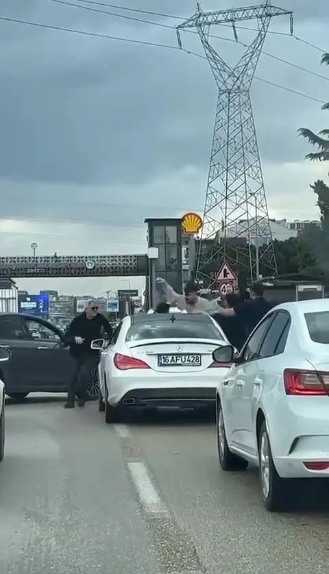 bursada-dehset-anlari-yol-ortasinda-tekmeler-yumruklar-havada-ucustu-iste-o-anlar-1743319728271.jpg