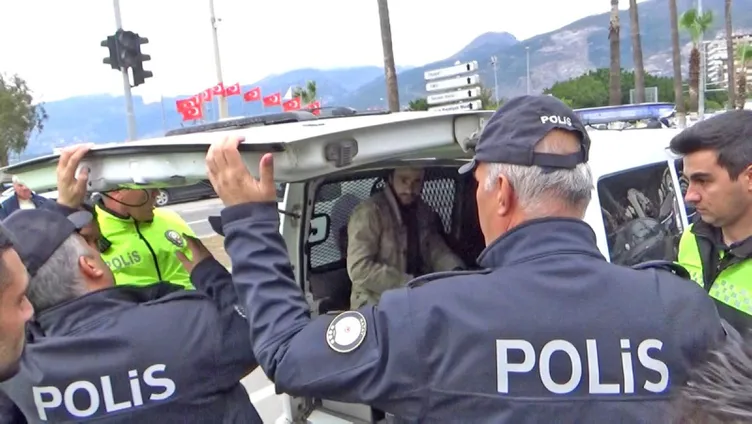 Genç kadını çelme takarak, yere düşürdü