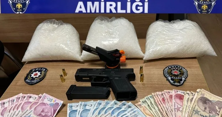 Korsan takside yakalandılar… İki kilo 985 gram uyuşturucu ve silah çıktı