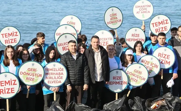 ogrencilerle-sahilde-cop-toplama-etkinligi-yapildi-1738678201113.jpg