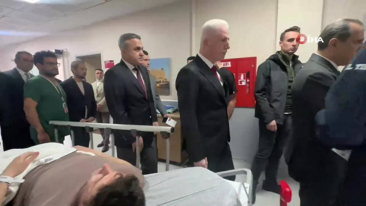 İstanbul Valisi Davut Gül, yaralı polis memurlarını ziyaret etti | Video videosunu izle İstanbul Valisi Davut Gül, yaralı polis memurlarını ziyaret etti | Video videosunu izle