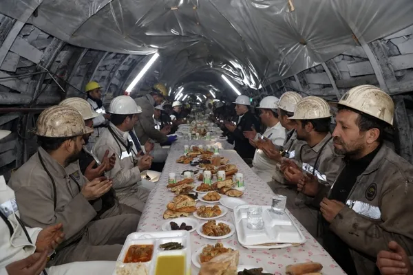 turk-is-genel-baskani-atalay-madenciler-ile-iftar-yapti-1711088115257.jpg
