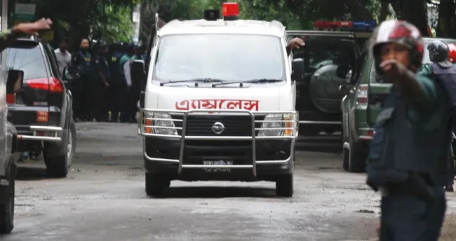 Bangladeş’te feci kaza: İki otobüs kafa kafaya çarpıştı! 8 ölü
