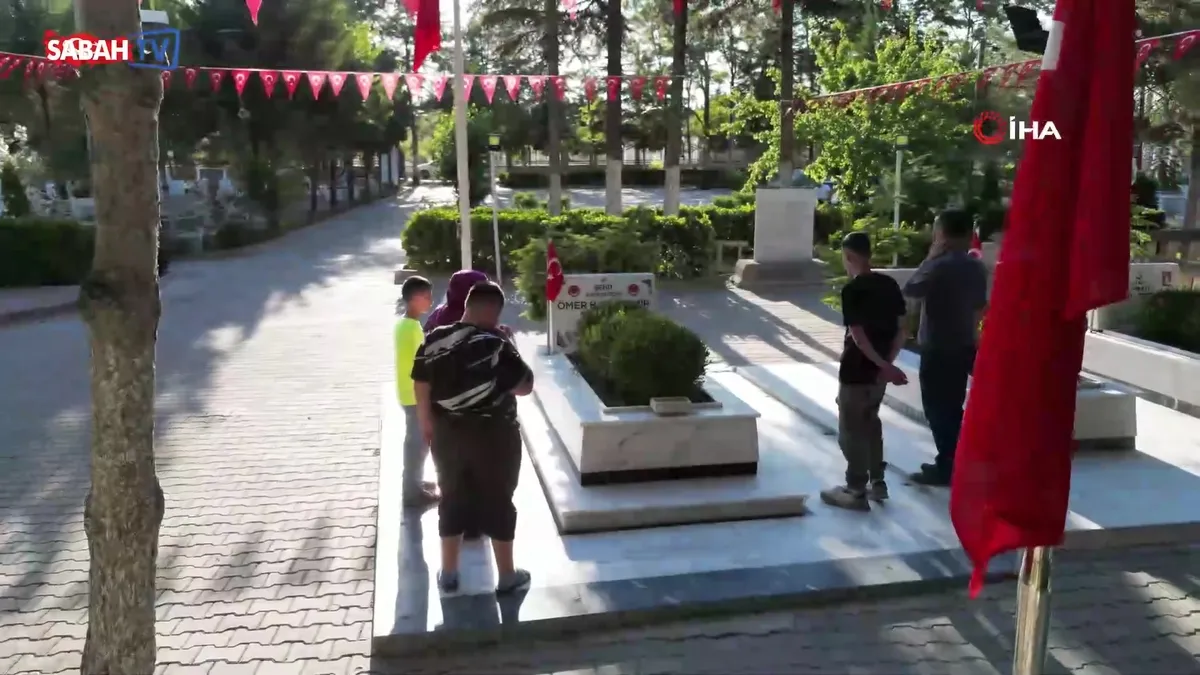 Şehit Ömer Halisdemir’in kabrine, Türkiye’nin dört bir yanından ziyaretçi akını! | Video videosunu izle Şehit Ömer Halisdemir’in kabrine, Türkiye’nin dört bir yanından ziyaretçi akını! | Video videosunu izle