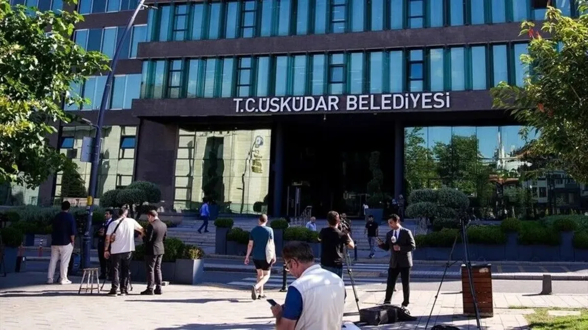 Üsküdar Belediyesi’ne düzenlenen operasyonda gözaltına alınan şüpheliler adliyeye sevk edildi Üsküdar Belediyesi’ne düzenlenen operasyonda gözaltına alınan şüpheliler adliyeye sevk edildi