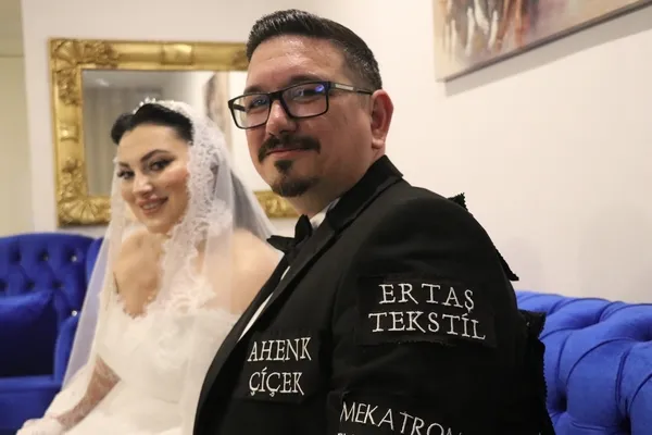 denizlide-hayrete-dusuren-olay-gorenler-bir-daha-bakti-damat-degil-yuruyen-reklam-panosu-1778405744217.jpg