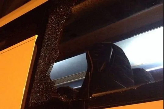 Fenerbahçe otobüsüne taşlı saldırı