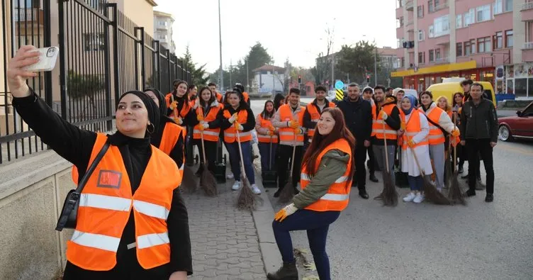 Üniversite öğrencileri gönüllü temizlikçi oldular