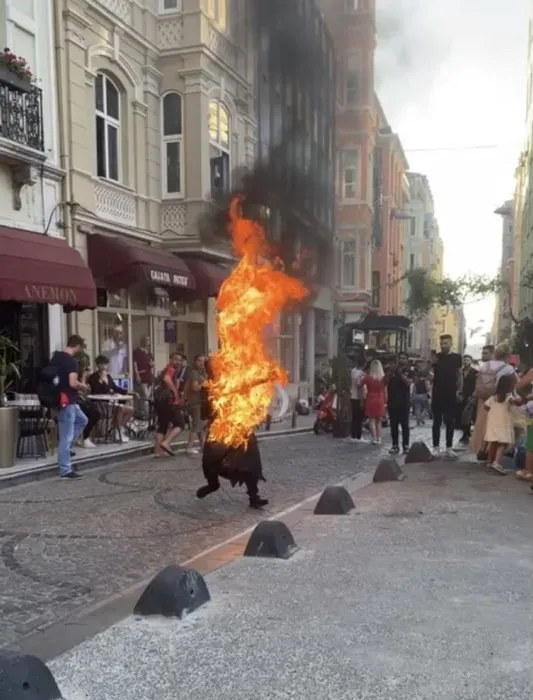 Son dakika: Galata Kulesi’nde kendini yakan adam öldü! Türkiye bu görüntüyü konuşmuştu!