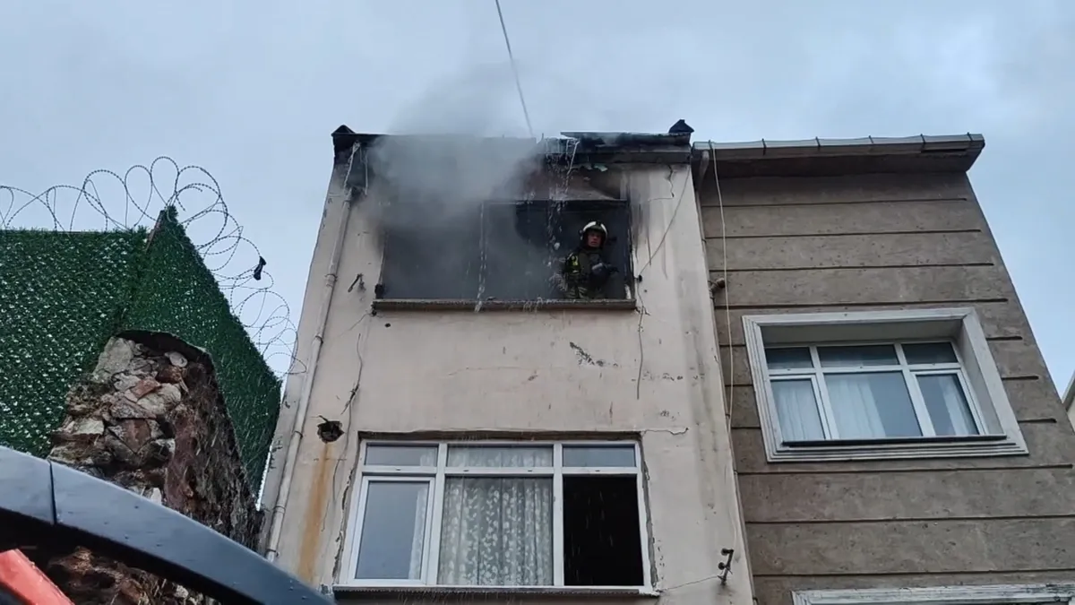 SON DAKİKA... İstanbul Fatih'te 3 katlı binada yangın! 1 kişi hayatını kaybetti 1'i ağır 5 kişi yaralandı