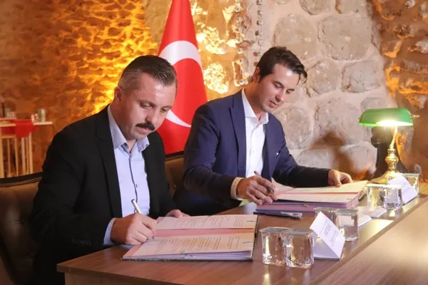 midyatta-hukumlulerin-turizm-islerinde-calistirilmasi-protokolu-imzalandi-1690444573612.jpg