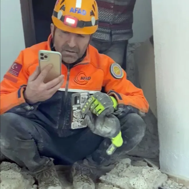 afad-ekibi-depremin-228inci-saatinde-kurtardiklari-cemile-teyzeyi-unutamiyor-1680689527738.jpg