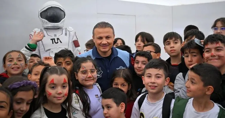 Türkiye’nin ilk astronotu Gezeravcı: Bu hikayenin gerisini getirecek olan, bugün burada olan kardeşlerimizdir