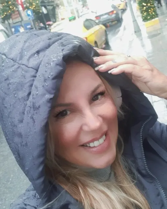 Yıkılıyo şarkısıyla hafızalara kazınmıştı! Ayça Tekindor’un kimin yeğeni olduğuna inanamayacaksınız! Meğer ailecek yıldızlarmış...