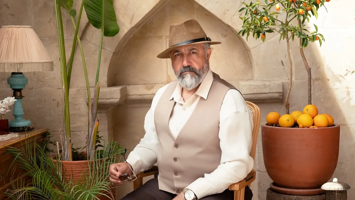 Mehmet Özgür Esved’i anlattı! "Mercan Köşk’te her karakterin bir hesabı var" haber görseli