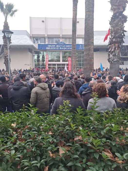 İzmir’de hayatı durduran maaş krizi! On binlerce işçi iş bırakıp sokaklara döküldü