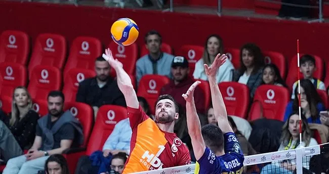 Galatasaray, Fenerbahçe’yi devirdi finale kaldı!