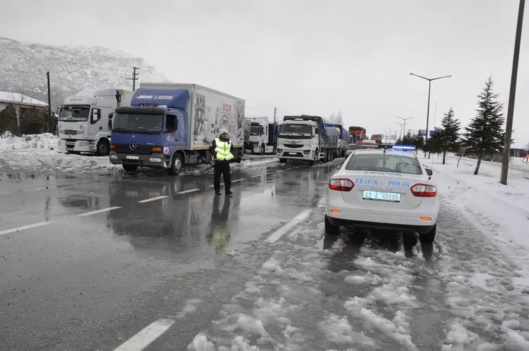 Konya-Antalya yolu ulaşıma kapandı