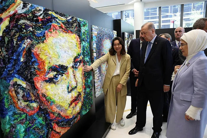 baskan-erdogan-ve-esi-emine-erdogan-turkevinde-acilan-atik-sergisini-gezdi-1663659510825.jpg