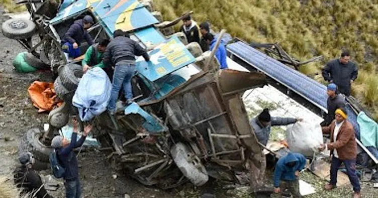 Bolivya’da bir otobüs kazası daha: Feci çarpışmada 25 kişi öldü