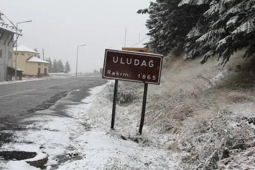 Uludağ’da mevsimin ilk karı yağdı