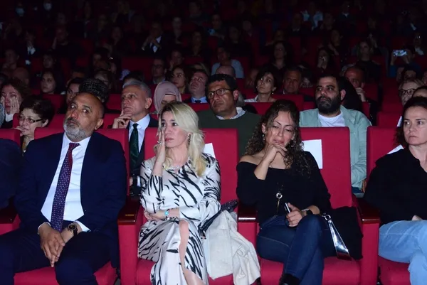 depremden-sonra-ilk-konserini-adanada-verdiler-seyirciler-gozyaslarina-hakim-olamadilar-1680075759810.jpg