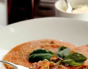 Parmesanlı ve Domates Soslu Ev Yapımı Tortelloni