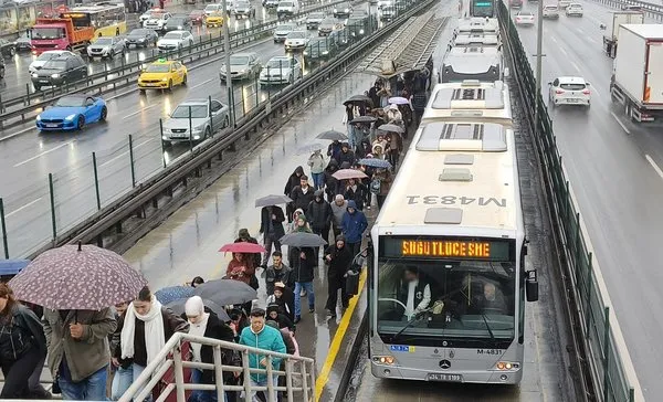metrobus-arizasi-istanbulluyu-isyan-ettirdi-lanet-olsun-bu-belediyeye-1762846587795.jpg