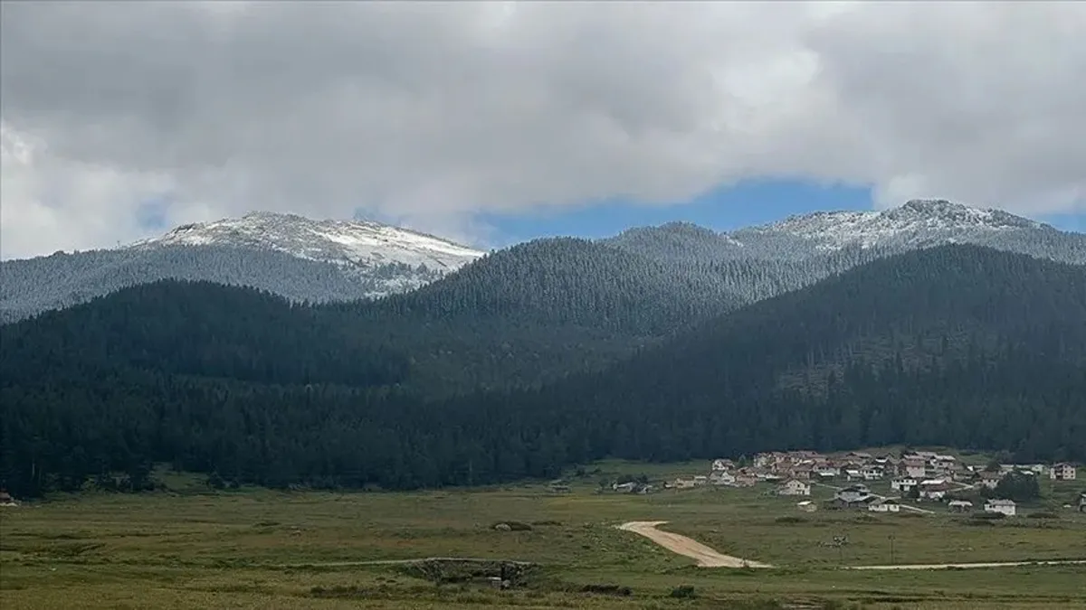Bolu'da kar sürprizi: Yüksek kesimler beyaza büründü!