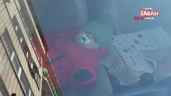 Kapıları arızalı otomobilde kilitli kalan bebeği, itfaiye kurtardı | Video