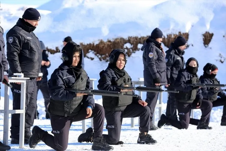 Afgan kadın polisler zorlu kış koşullarında mesleğe hazırlanıyor