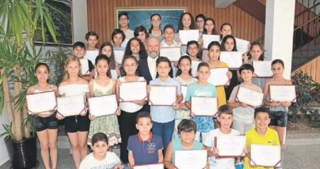 Dr. Suat Günsel öğrencilere başarı belgeleri verdi - Güney Haberleri